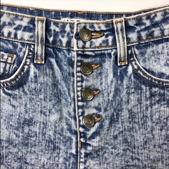 EUC WILDFOX💙Cut-off Acid Wash Denim Shorts - Picture 3 of 8